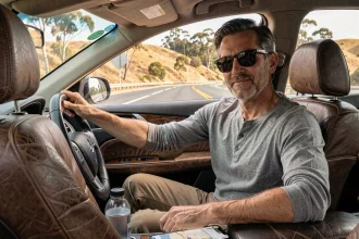 Conducteur d'une quarantaine d'années au volant d'une voiture sur l'autoroute californienne entre Los Angeles et San Francisco, vue intérieure réaliste
