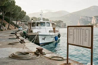 Embarcadère matinal pour le ferry vers Porquerolles avec bateau blanc amarré et panneau d'horaires
