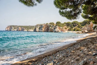 Vue panoramique sur les plus belles plages de Provence-Alpes-Côte d'Azur avec mer turquoise et falaises calcaires